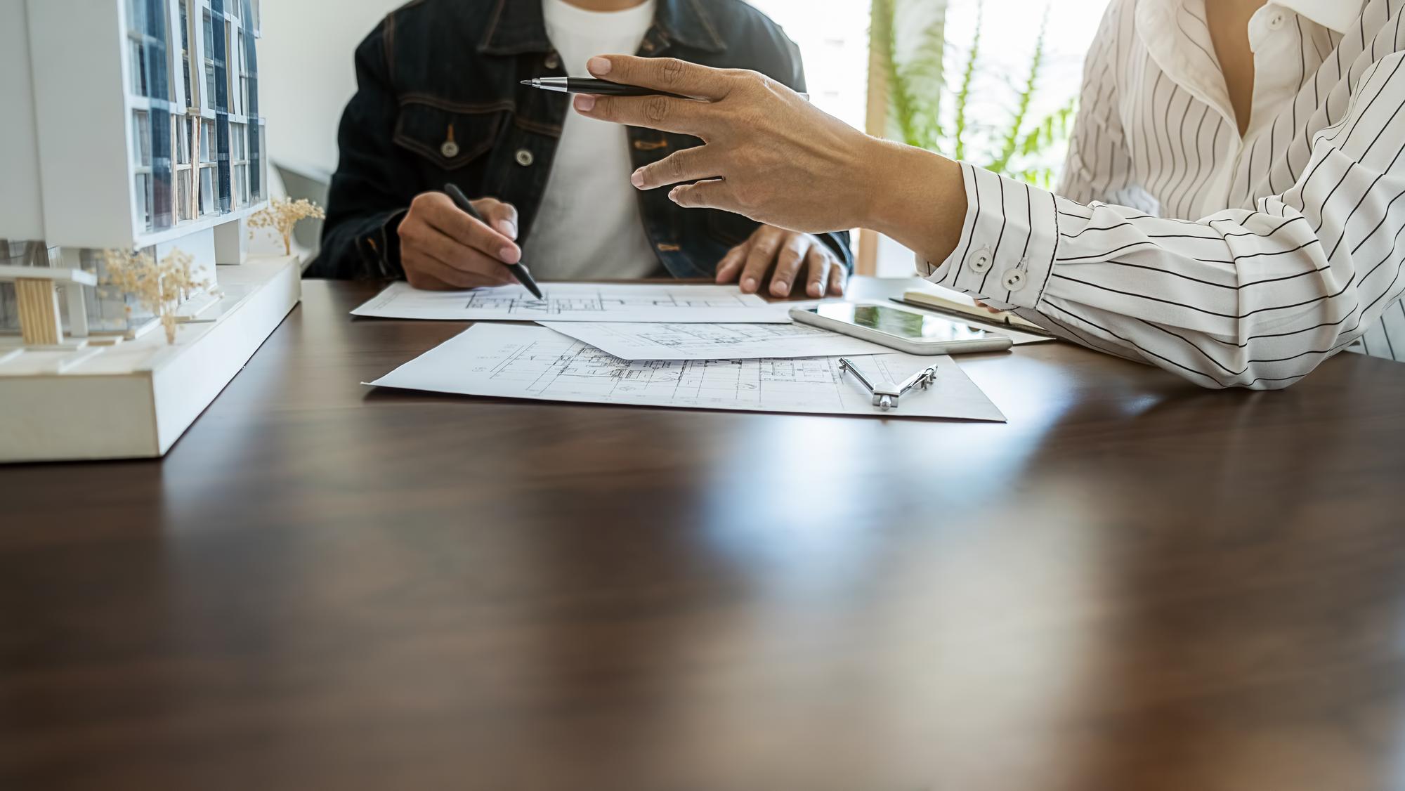 Birou consultanță imobiliară cu întâlnire cu client