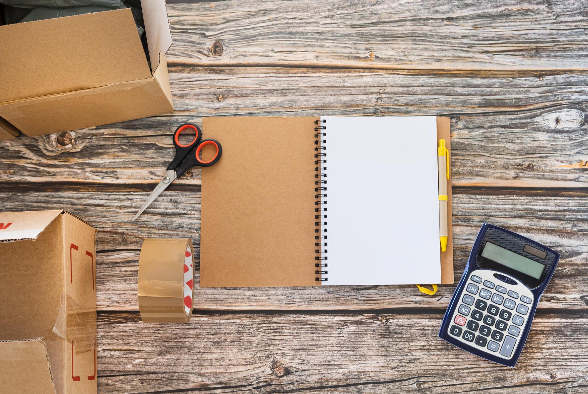 Pachet de servicii afișat pe masă cu foi și calculator